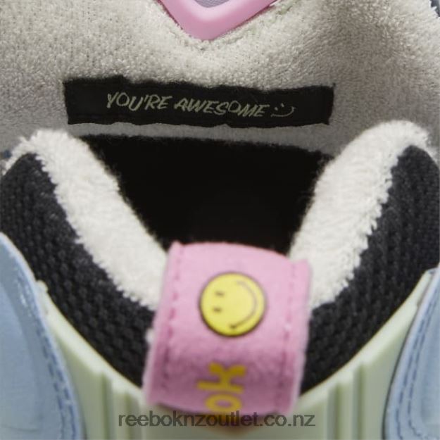 Pantone/Core Black 2B4626151 Smiley Instapump Fury 95 Shoes Reebok
